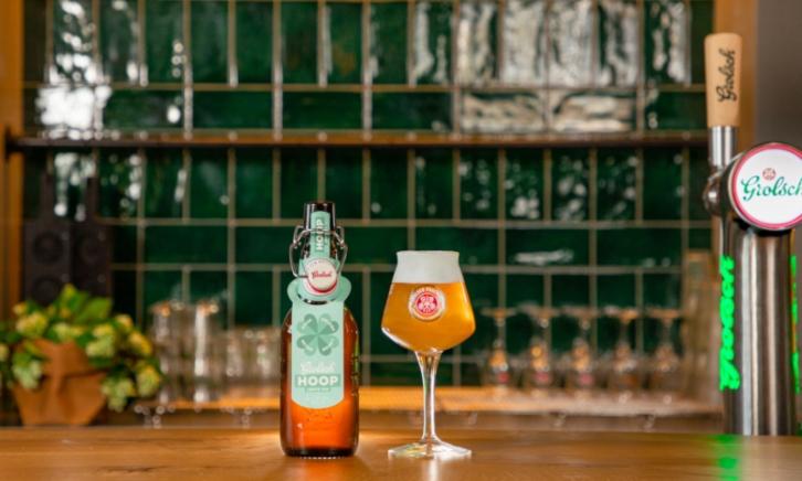 Grolsch Hoop beugelfles en glas op de bar Grolsch Hoop beugelfles en glas op de bar